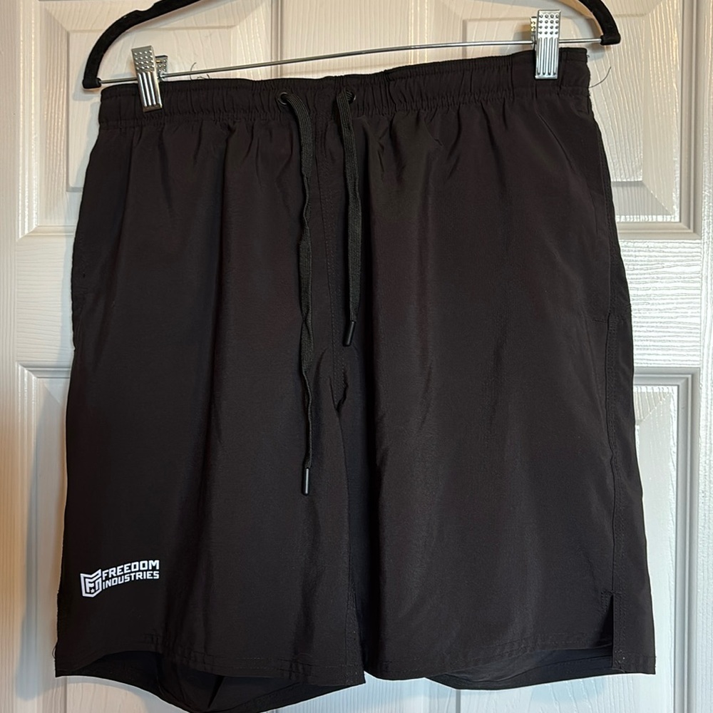 Freedom Industries men’s black 7” inseam athletic shorts size large